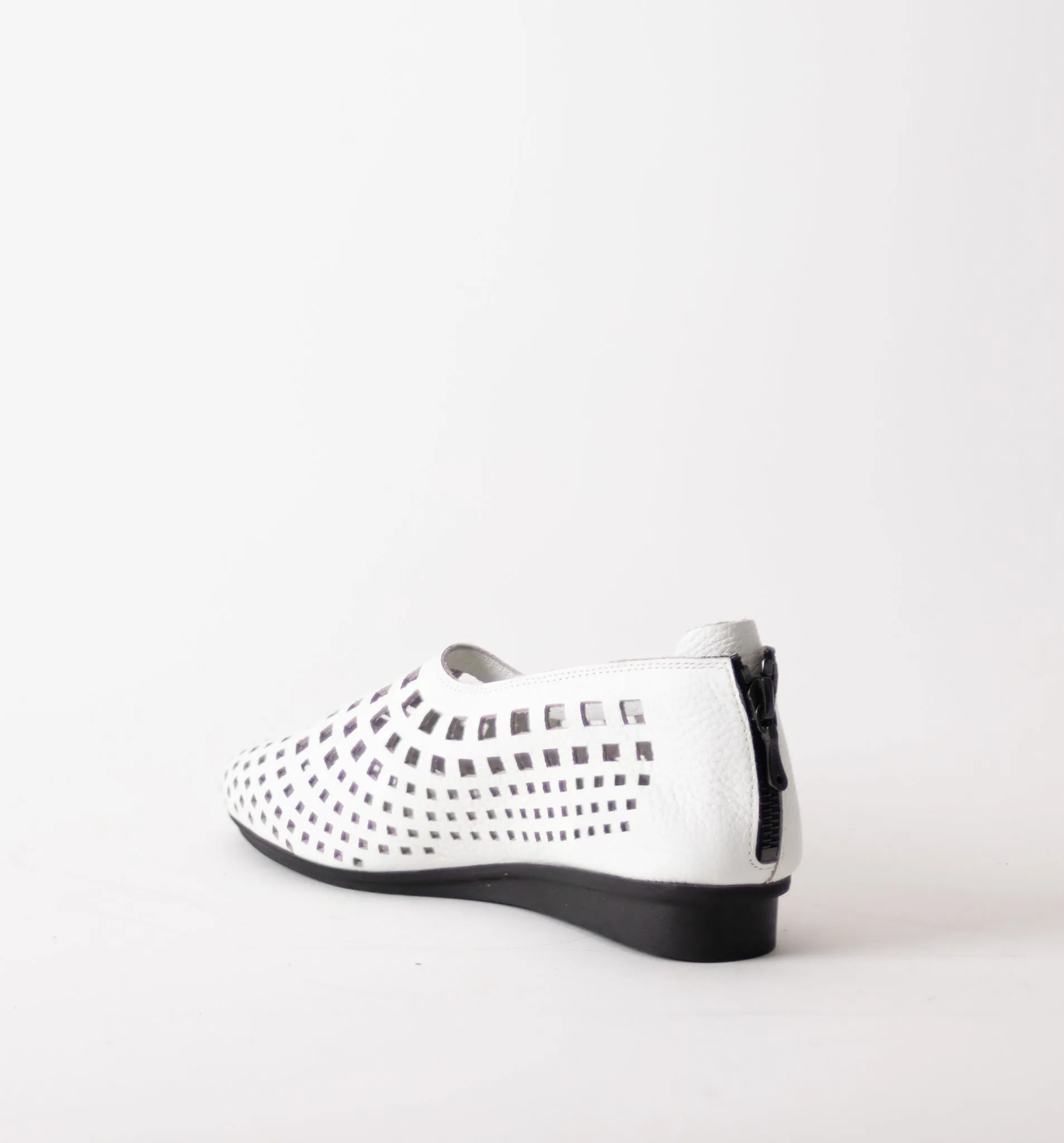 ARCHE NIRICK CLOSE TOE SANDALS-WHITE