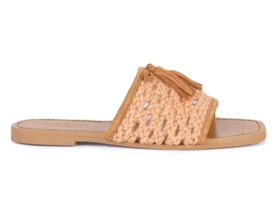 CEDAR HANDWOVEN NATURAL TASSEL FLATS